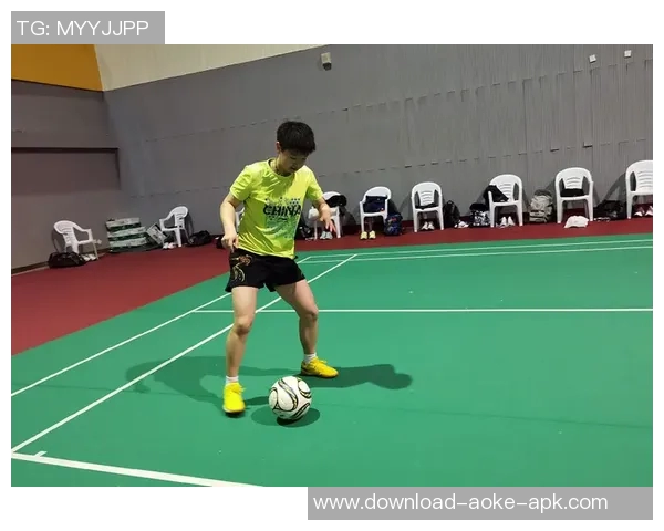 完美踢足球姿势解析与示范图集助你提升球技与运动表现