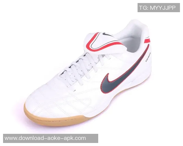 时尚与性能兼备的耐克粉白足球鞋助你在球场上尽显风采